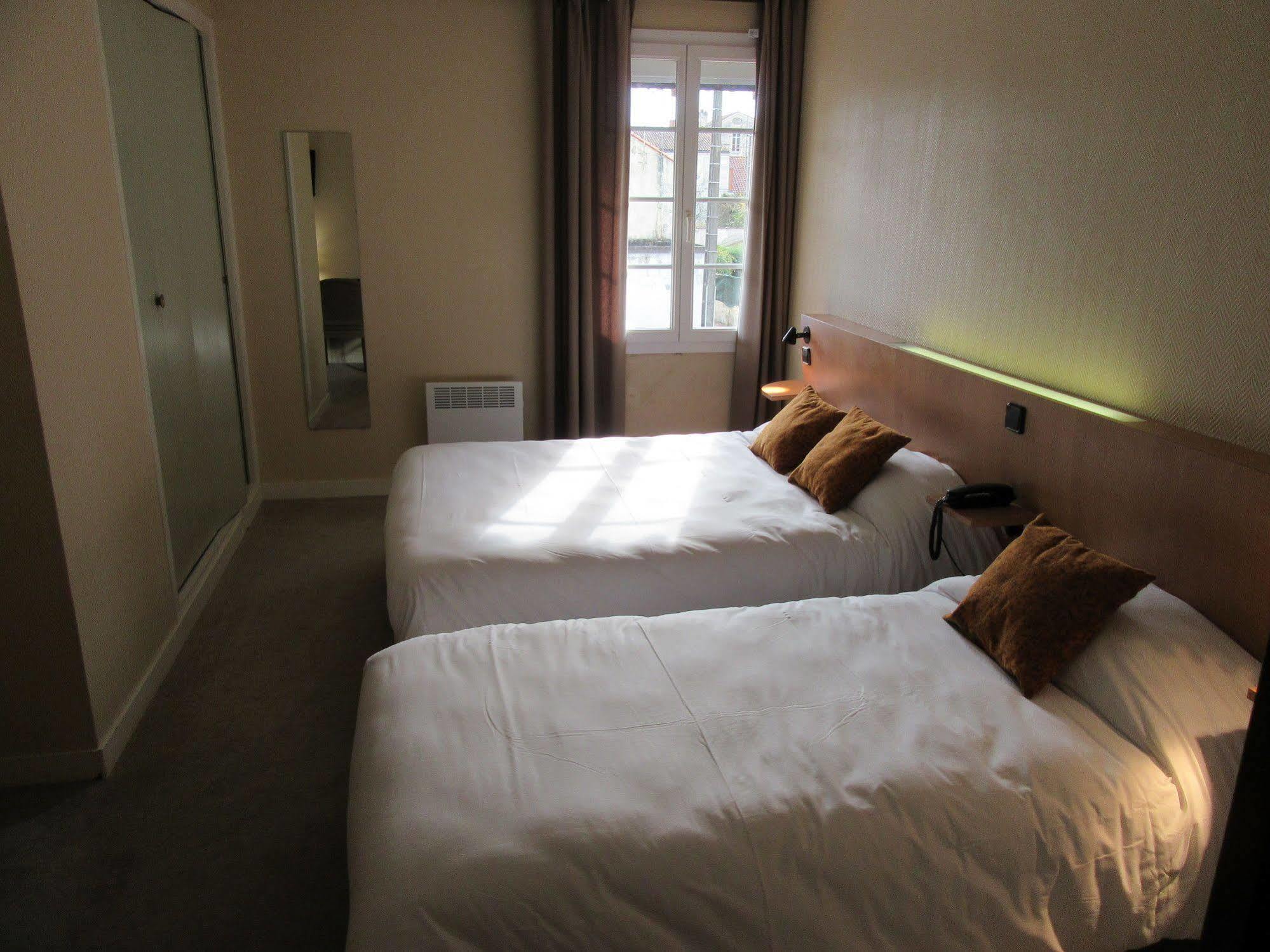 Contact Hotel De France Сент Екстериор снимка