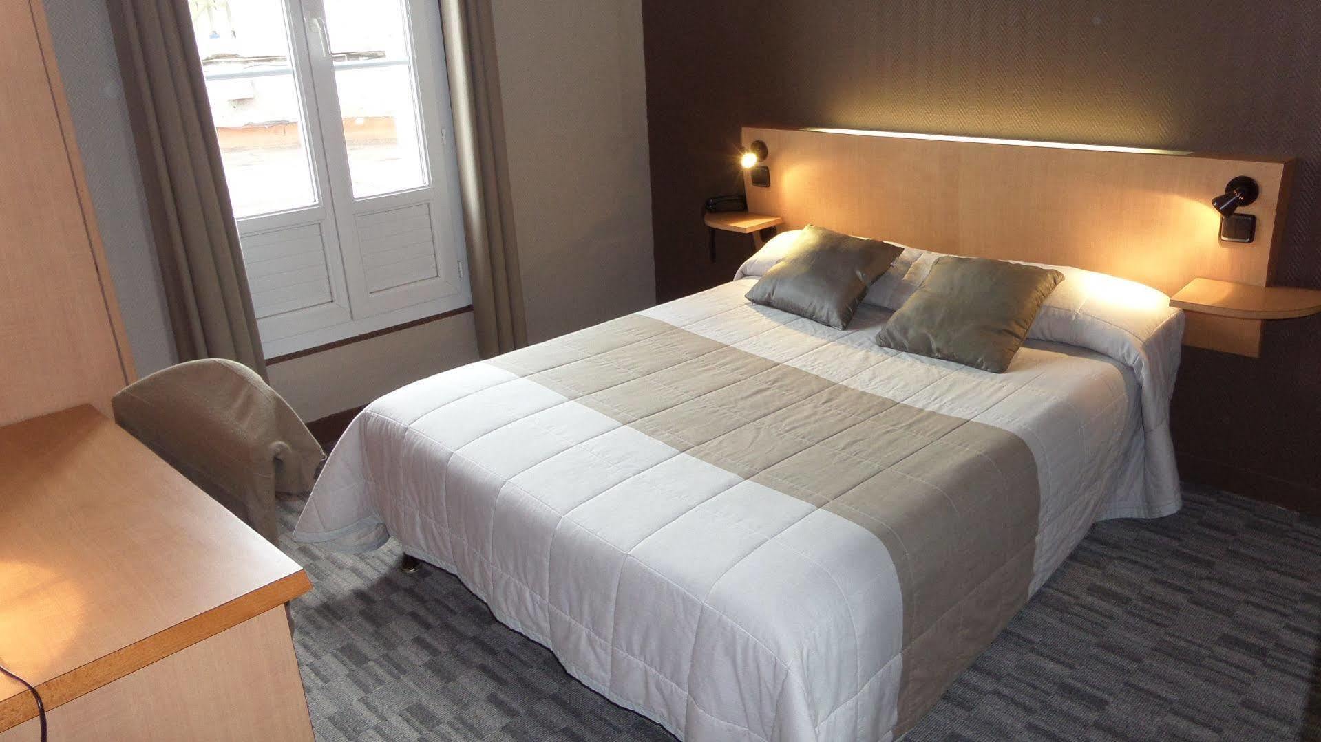 Contact Hotel De France Сент Екстериор снимка
